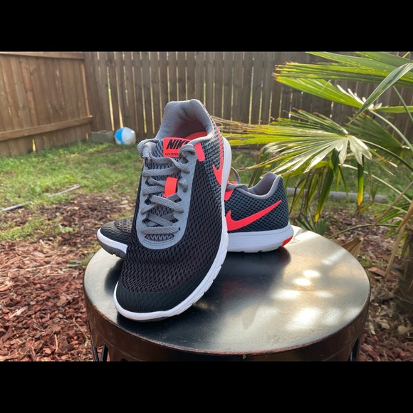 Women Nikes sz 6 - Picture 2 of 6